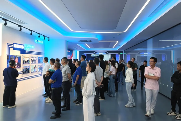 【动态】走进黑灯工厂，共探智造新路|宁波塑协组团探访金山双鹿5G黑灯智慧工厂
